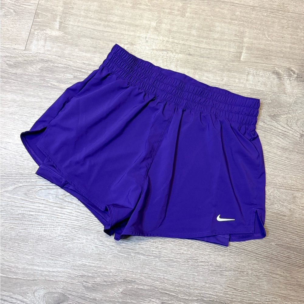 •NIKE• MID RISE TRAINING SHORTS